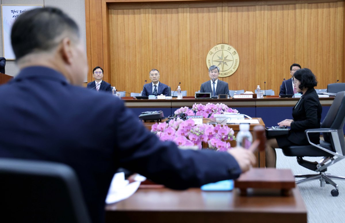 29일 서울 서초구 내곡동 국가정보원에서 국회 정보위원회의 국정원에 대한 국정감사가 개회되고 있다. 왼쪽부터 국정원 김남우 기조실장, 황원진 2차장, 조태용 국정원장, 윤오준 3차장. 2024.10.29/뉴스1