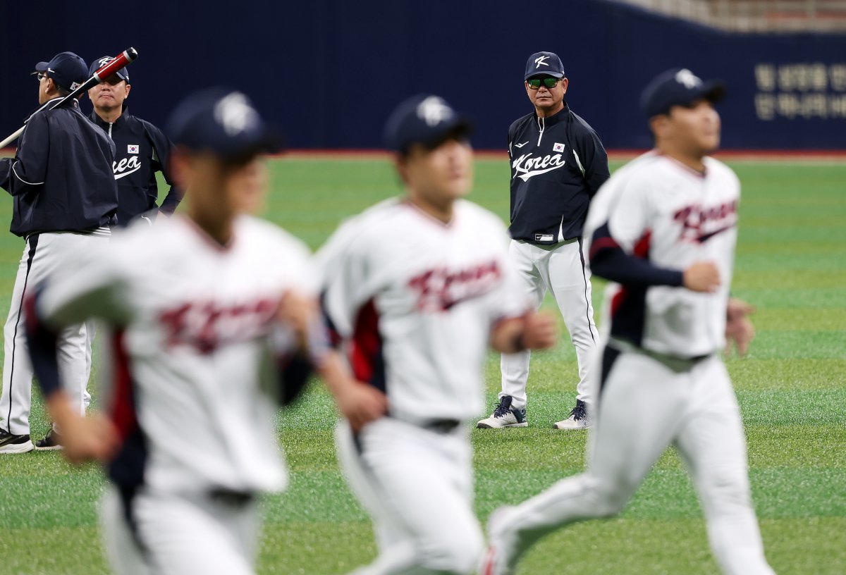 2024 WBSC 프리미어 12에 출전하는 한국 야구 대표팀 류중일 감독이 24일 오후 서울 구로구 고척스카이돔에서 진행된 첫 훈련에서 선수들을 지켜보고 있다. 2024.10.24. [서울=뉴시스]