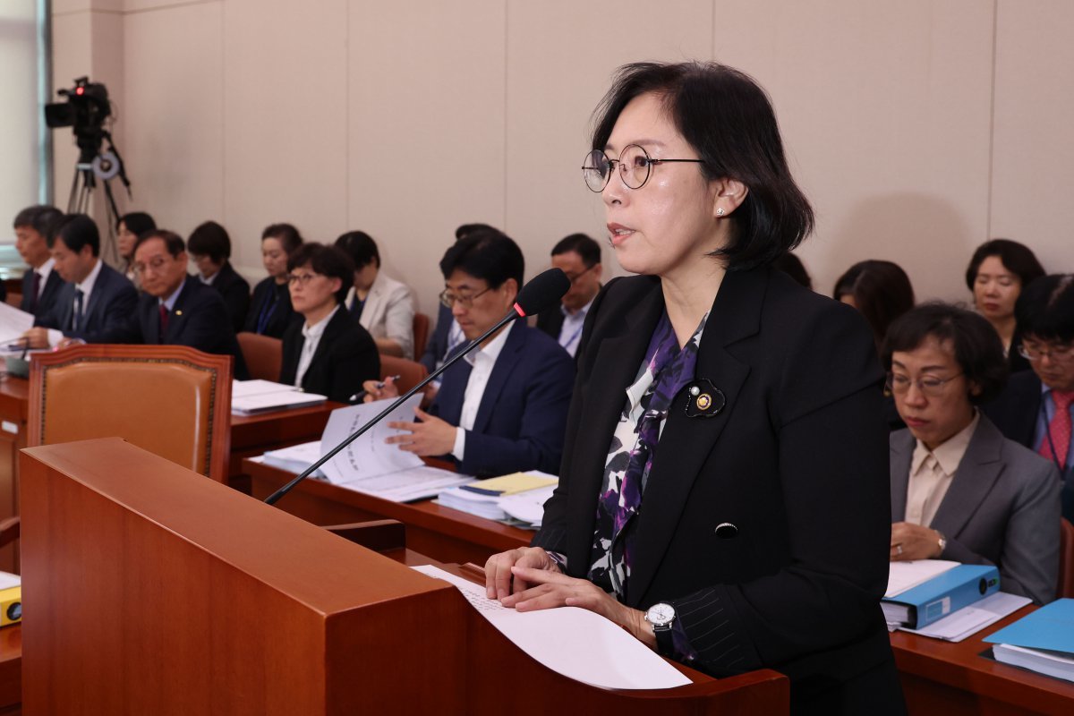 신영숙 여성가족부 장관 직무대행이 30일 오전 서울 여의도 국회에서 열린 여성가족위원회 국정감사에서 업무보고를 하고 있다. 2024.10.30. [서울=뉴시스]