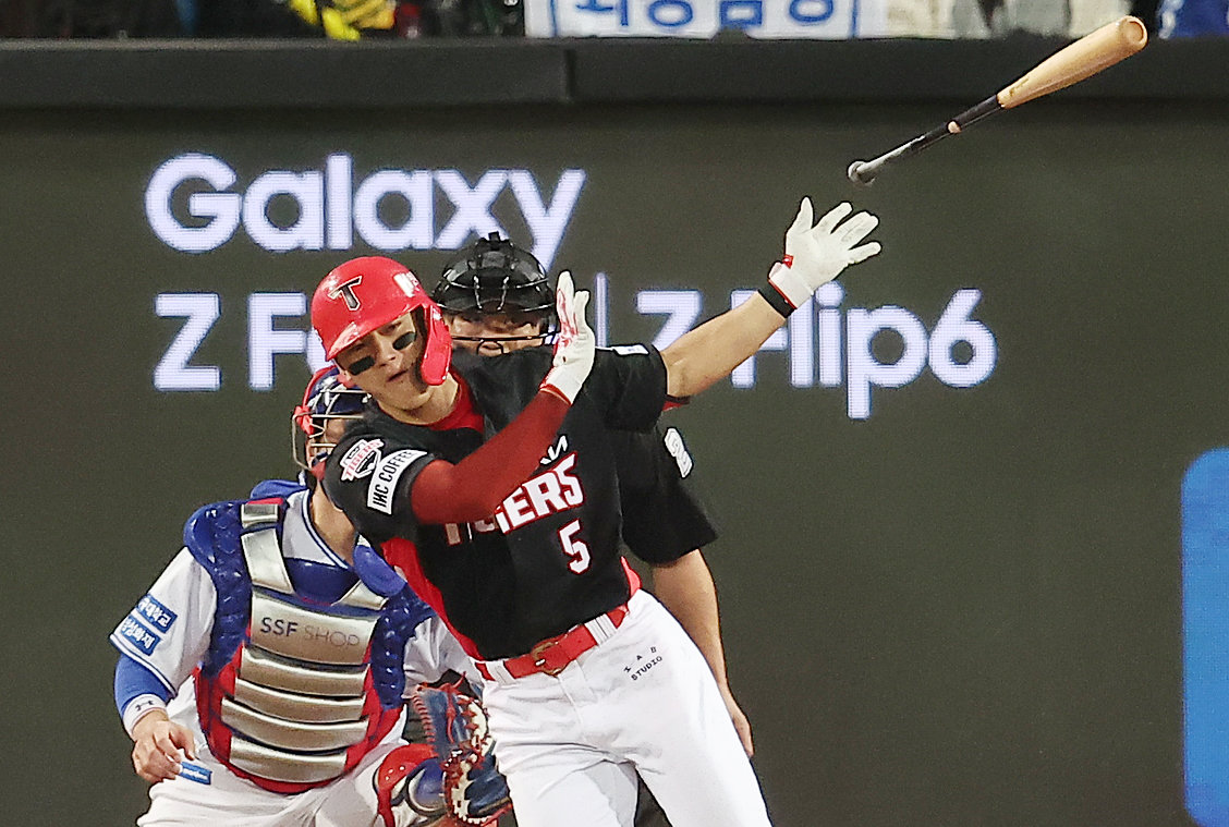 25일 오후 대구 삼성라이온즈파크에서 열린 프로야구 ‘2024 신한 SOL 뱅크 KBO 포스트시즌’ 한국시리즈 3차전 KIA 타이거즈와 삼성 라이온즈의 경기, KIA 김도영이 8회초 2사 2루에서 적시타를 치고 있다. 2024.10.25 뉴스1