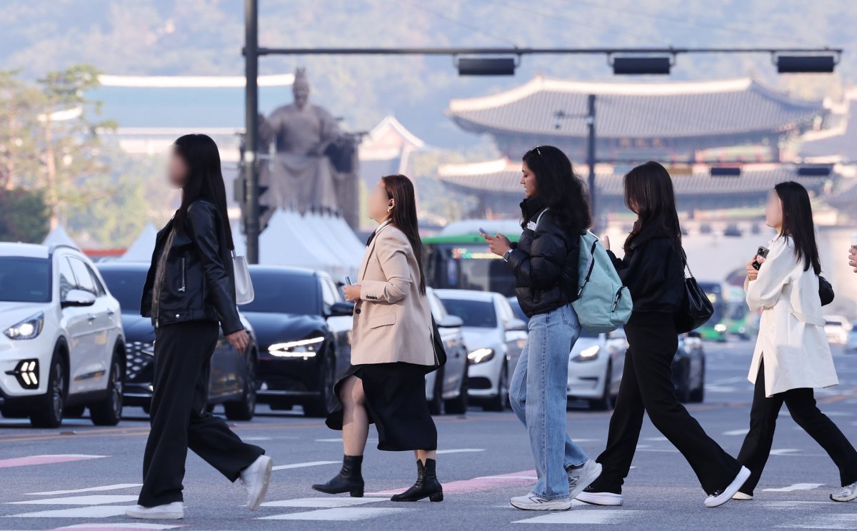 쌀쌀한 날씨가 이어진 지난 25일 오전 서울 광화문네거리 인근에서 시민들이 움츠린채 이동하고 있다. 2024.10.25 뉴스1