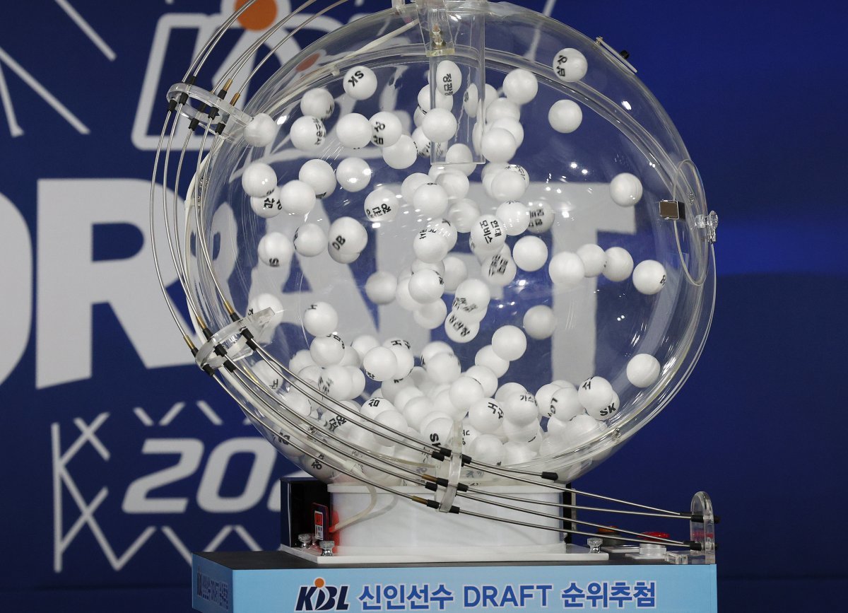 30일 오후 서울 강남구 KBL 센터에서 열린 ‘2024 KBL 신인선수 드래프트 순위추첨’에서 추첨기 속 구단별 추첨볼이 섞이고 있다. 2024.10.30. 뉴스1