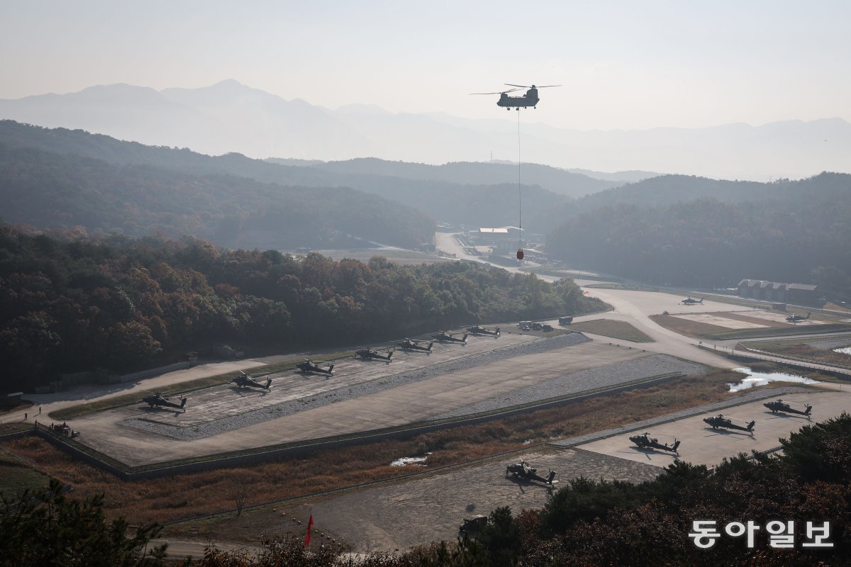 로드리게스 사격장에 한미 아파치 가디언 공격헬기들이 대기하고 있다. 산불 예방을 위해 CH-47 치누크 수송헬기가 사격장에 뿌릴 물을 퍼 나르고 있다. 포천=박형기 기자 oneshot@donga.com