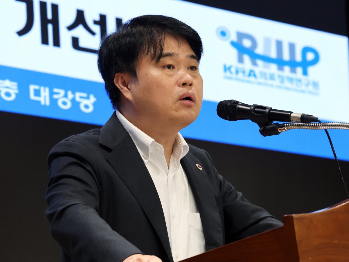 임현택 대한의사협회장이 15일 오후 서울 용산구 대한의사협회 회관 대강당에서 열린 ‘의료정책연구원 의료정책포럼’에서 격려사를 하고 있다. 이날 토론회는 의료사고 형벌화의 문제점과 개선방향을 주제로 진행됐다. 2024.10.15 뉴스1