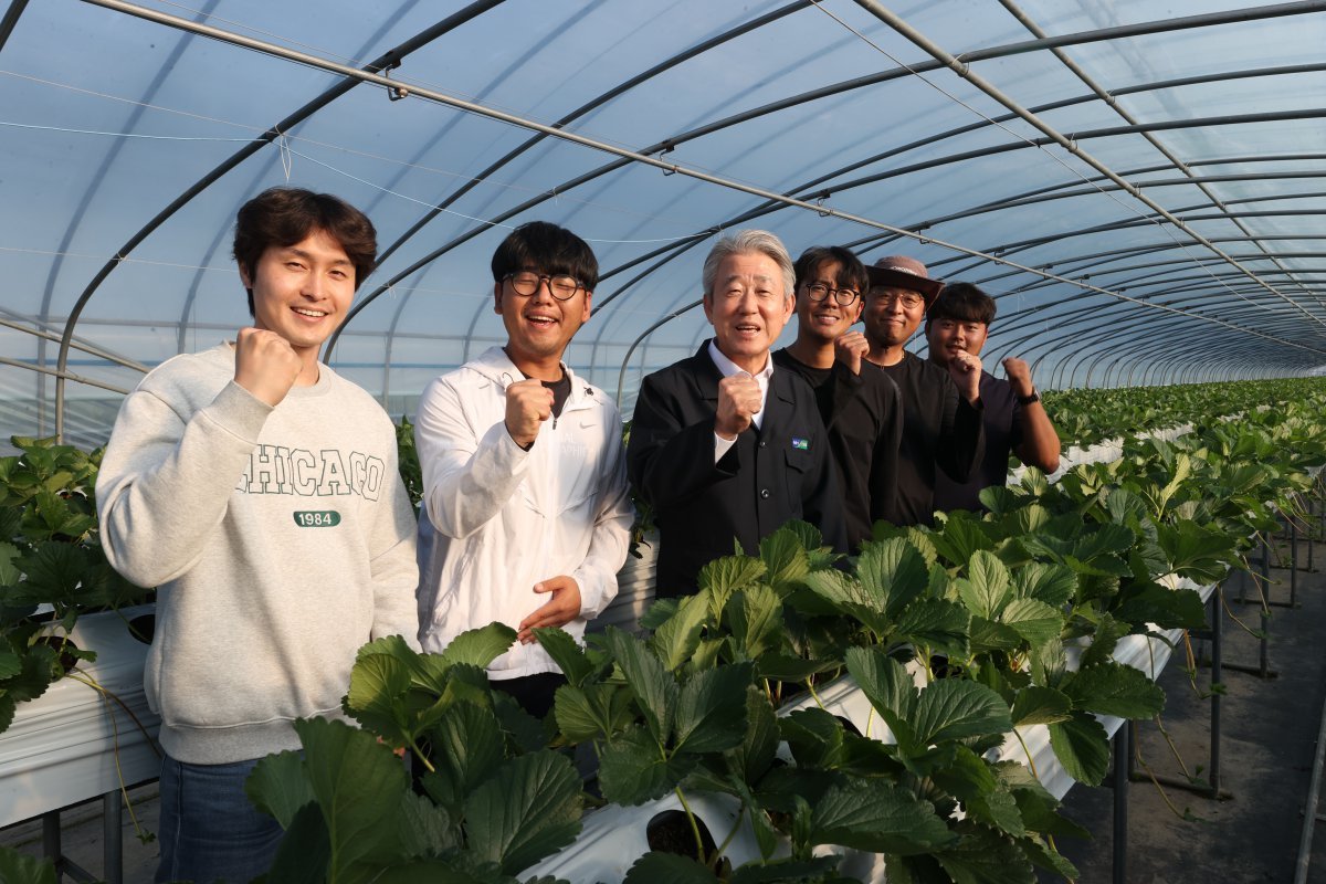 강호동 농협중앙회장(왼쪽에서 세 번째)이 청년농업인들과 기념사진을 촬영하고 있다.