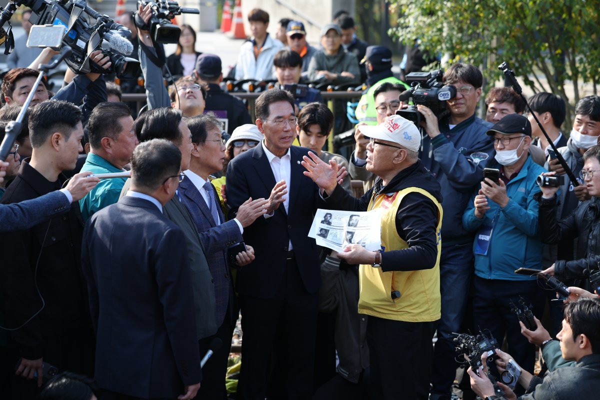 최성룡 납북자피해가족연합회 대표가 31일 오전 경기도 파주시 임진각 내 6·25전쟁납북자기념관 앞에서 대북 전단 살포를 시도하던 중 김경일 파주시장 및 민주당 의원들과 대화하고 있다. 2024.10.31. 뉴스1