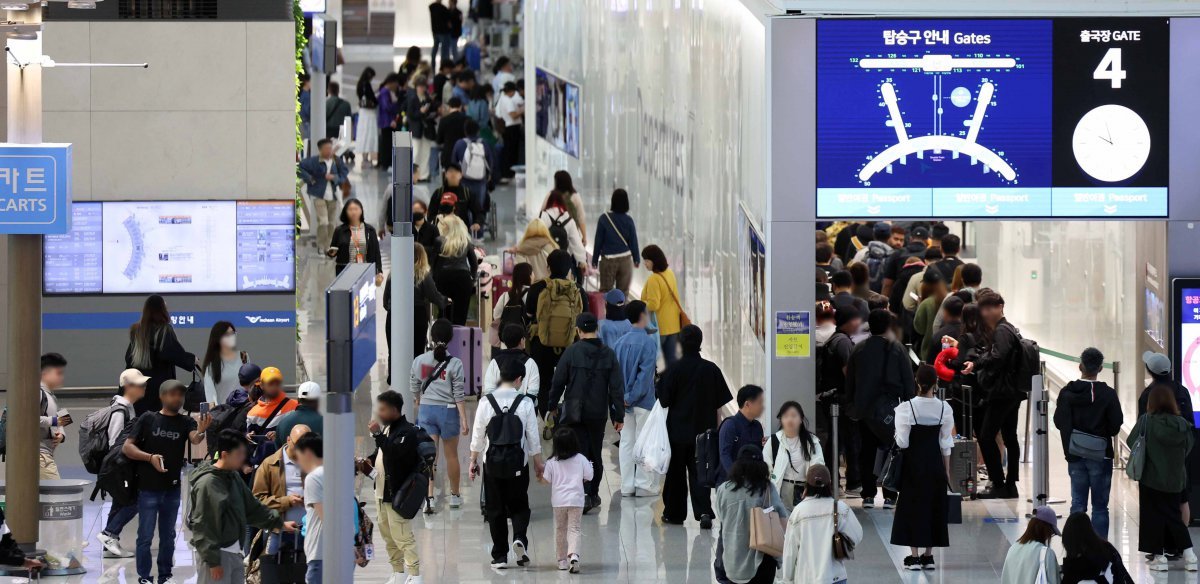 근로자의 날과 어린이날 연휴를 포함한 엿새간 인천공항 해외 여행객 수가 112만명을 넘을 것으로 전망된다. 인천공항공사에 따르면 1~6일 인천국제공항 일평균 여객수는 18만여 명이고 승객이 가장 많은 날은 마지막 날인 6일이 될 것으로 예측된다. 6일 인천국제공항에서 여행객들이 오가고 있다. 2024.05.06. [인천공항=뉴시스]