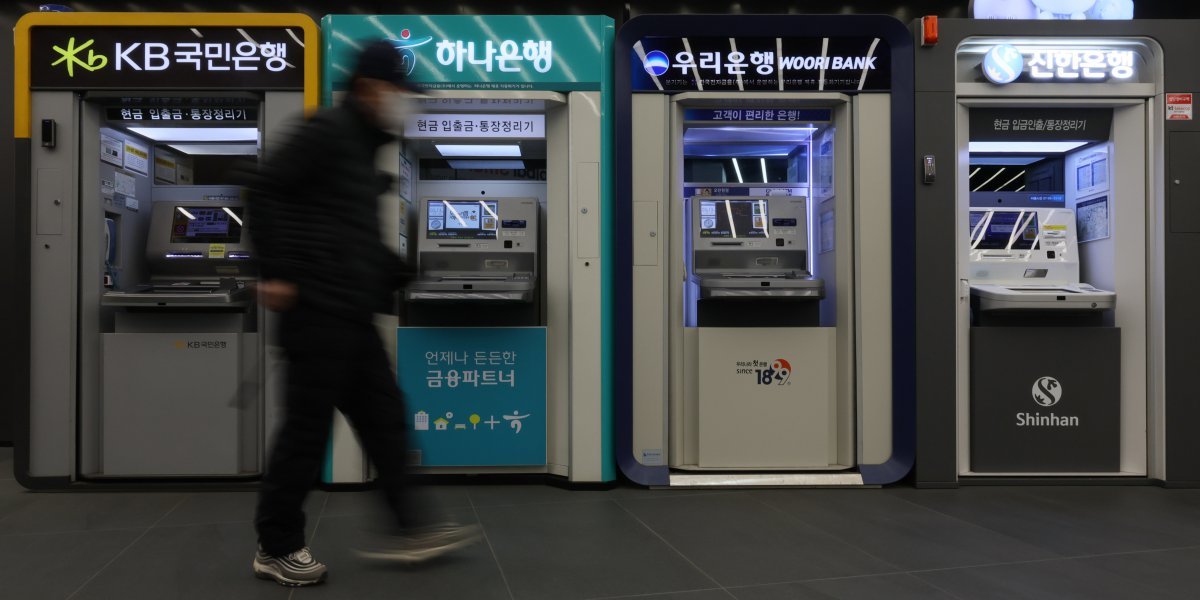 현금자동입출금기(ATM)와 현금자동인출기(CD) 이용액이 19년 만에 최저 수준으로 감소했다. 13일 한국은행 경제통계시스템에 따르면 ‘CD 공동망’을 통한 계좌이체와 현금인출 등의 금액은 지난 1월 14조8485억 원을 기록했다. 사진은 13일 서울 시내 한 건물에 설치된 현금자동입출금기. 2024.03.13. [서울=뉴시스]