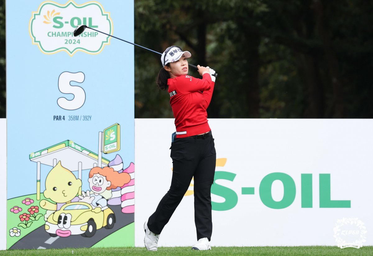 김수지가 31일 S-OIL 챔피언십 1라운드 5번홀에서 티샷을 하고 있다. KLPGA 제공