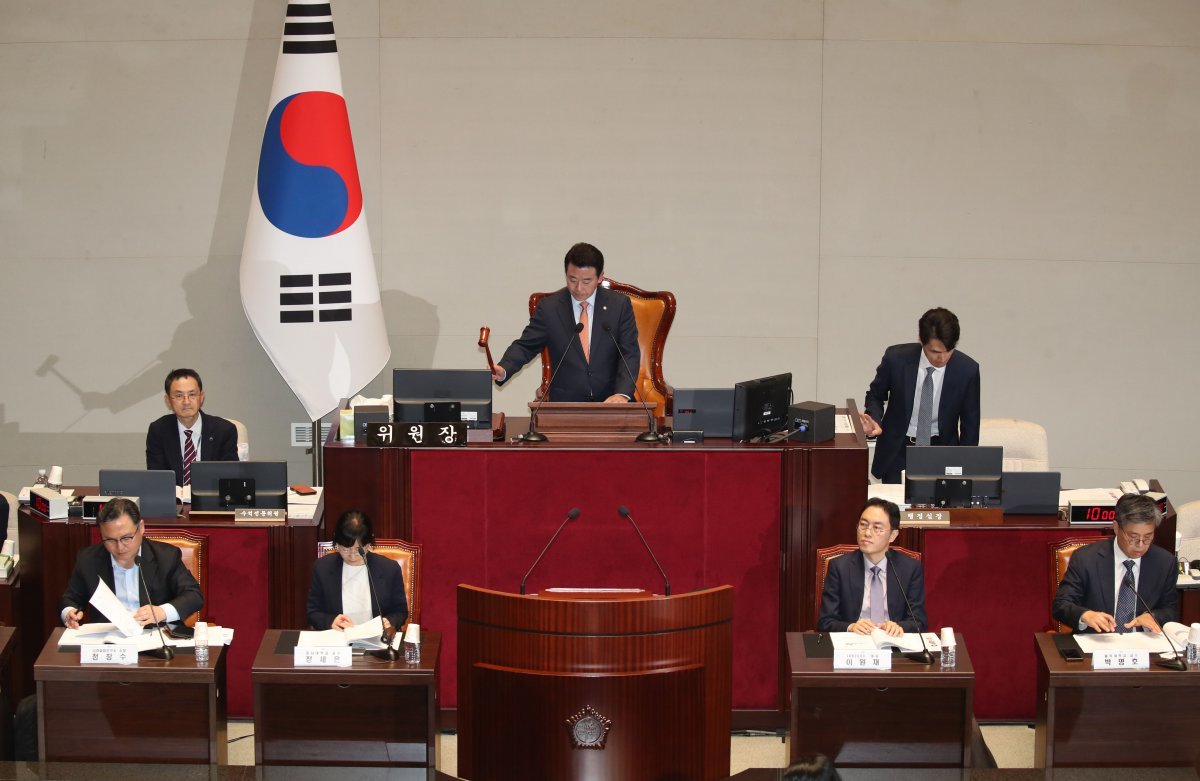 박정 국회 예산결산특별위원장이 31일 오후 서울 여의도 국회 예산결산특별위원회 회의장에서 열린 2025년도 예산안 및 기금운용계획안에 대한 공청회에서 의사봉을 두드리고 있다. 2024.10.31/뉴스1