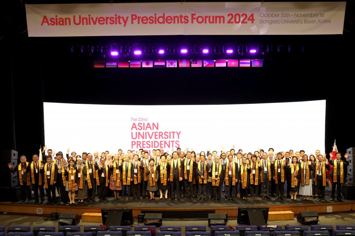 31일 부산 사상구 동서대 본관 2층 소향아트홀에서 열린 ‘2024년 아시아대학총장포럼’ 개회식에 참석한 14개국 50개 대학 총장들이 기념사진을 촬영하고 있다. 동서대 제공