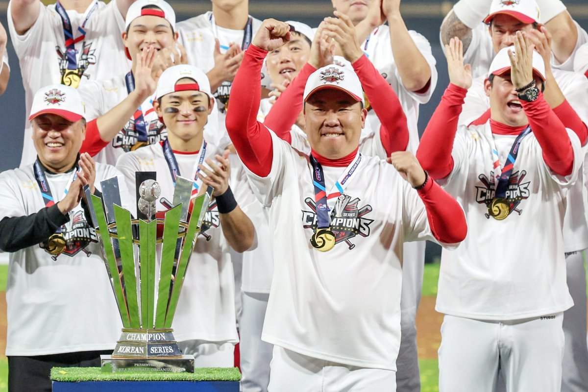 28일 오후 광주 기아챔피언스필드에서 열린 프로야구 ‘2024 신한 SOL 뱅크 KBO 포스트시즌’ 한국시리즈 5차전 삼성 라이온즈와 KIA 타이거즈의 경기에서 7대5로 승리하며 통합 우승을 차지한 KIA 이범호 감독이 주먹을 불끈 쥐고 있다. 뉴스1