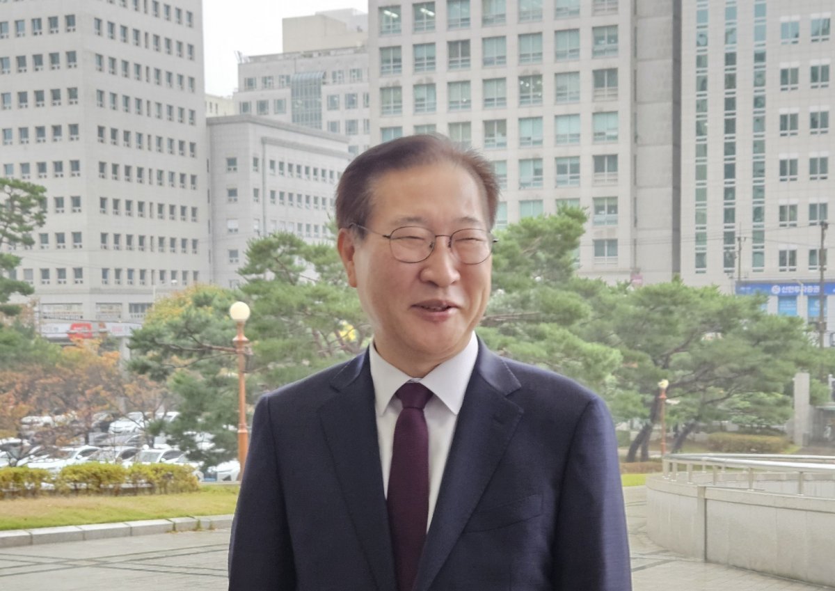 박성재 법무부 장관이 1일 부산 연제구 부산고등·지방검찰청에 방문해 취재진의 질문에 답하고 있다. 2024.11.1 뉴스1