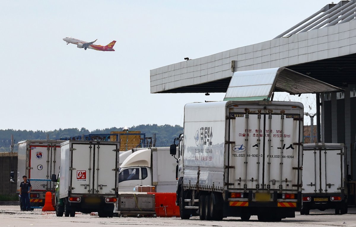 25일 인천국제공항 화물터미널 너머로 비행기가 이륙하고 있다.   인천국제공항공사에 따르면 중국의 알리익스프레스와 테무 등 해외직구 e커머스(전자상거래) 업체들이 주로 이용하는 해상·항공 복합운송화물량의 올해 2분기 실적이 1분기 1만9266t 대비 64.2% 증가한 3만1644t을 기록해 올해 12만t 이상 실적이 예상된다고 밝혔다. 이는 2019년 4만6700t에 비해 세 배 가까운 성장이다. 2024.07.25.뉴시스