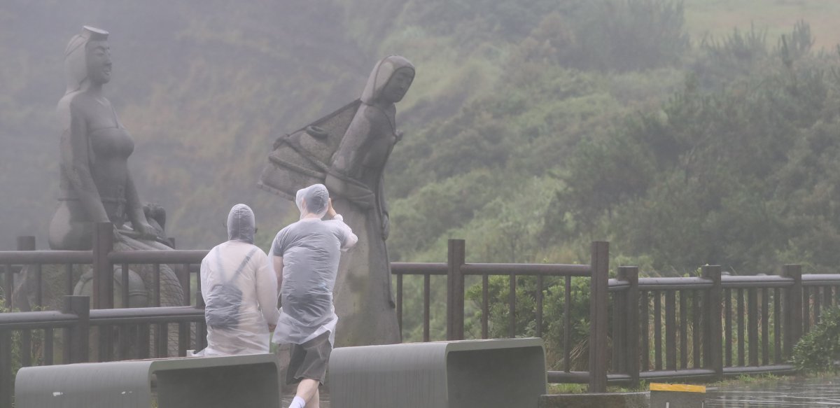 오전 서귀포시 대정읍 송악산 둘레길에서 관광객들이 우비를 입고 이동하고 있다. 2024.6.30/뉴스1