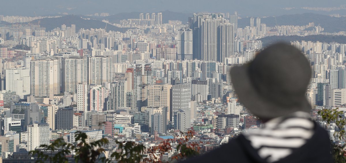 사진은 이날 서울 남산에서 바라본 아파트 단지 모습. 2024.10.31/뉴스1