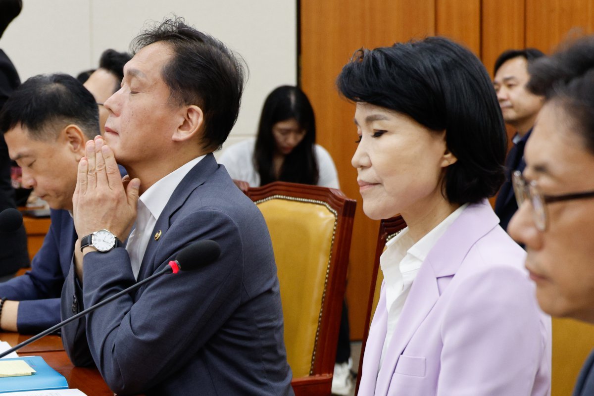 김태규 방송통신위원회 위원장 직무대행(왼쪽)과 이진숙 방통위원장. 2024.8.14/뉴스1