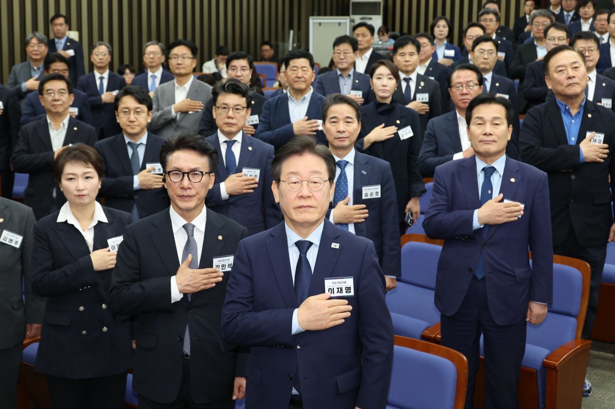 이재명 더불어민주당 대표가 1일 오전 서울 여의도 국회에서 열린 전국 지역위원장-국회의원 비상 연석회의에서 국민의례를 하고 있다. 2024.11.01.