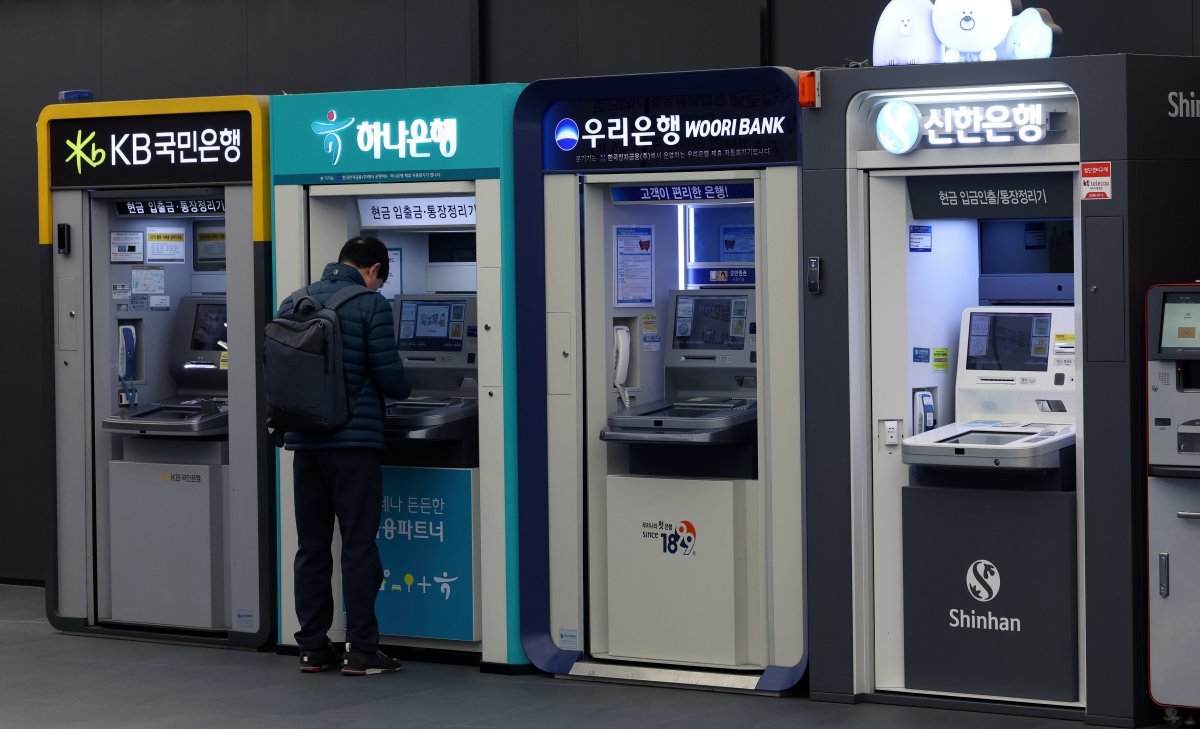 현금자동입출금기(ATM)와 현금자동인출기(CD) 이용액이 19년 만에 최저 수준으로 감소했다. 13일 한국은행 경제통계시스템에 따르면 ‘CD 공동망’을 통한 계좌이체와 현금인출 등의 금액은 지난 1월 14조8485억 원을 기록했다. 사진은 13일 서울 시내 한 건물에 설치된 현금자동입출금기. 2024.03.13. [서울=뉴시스]