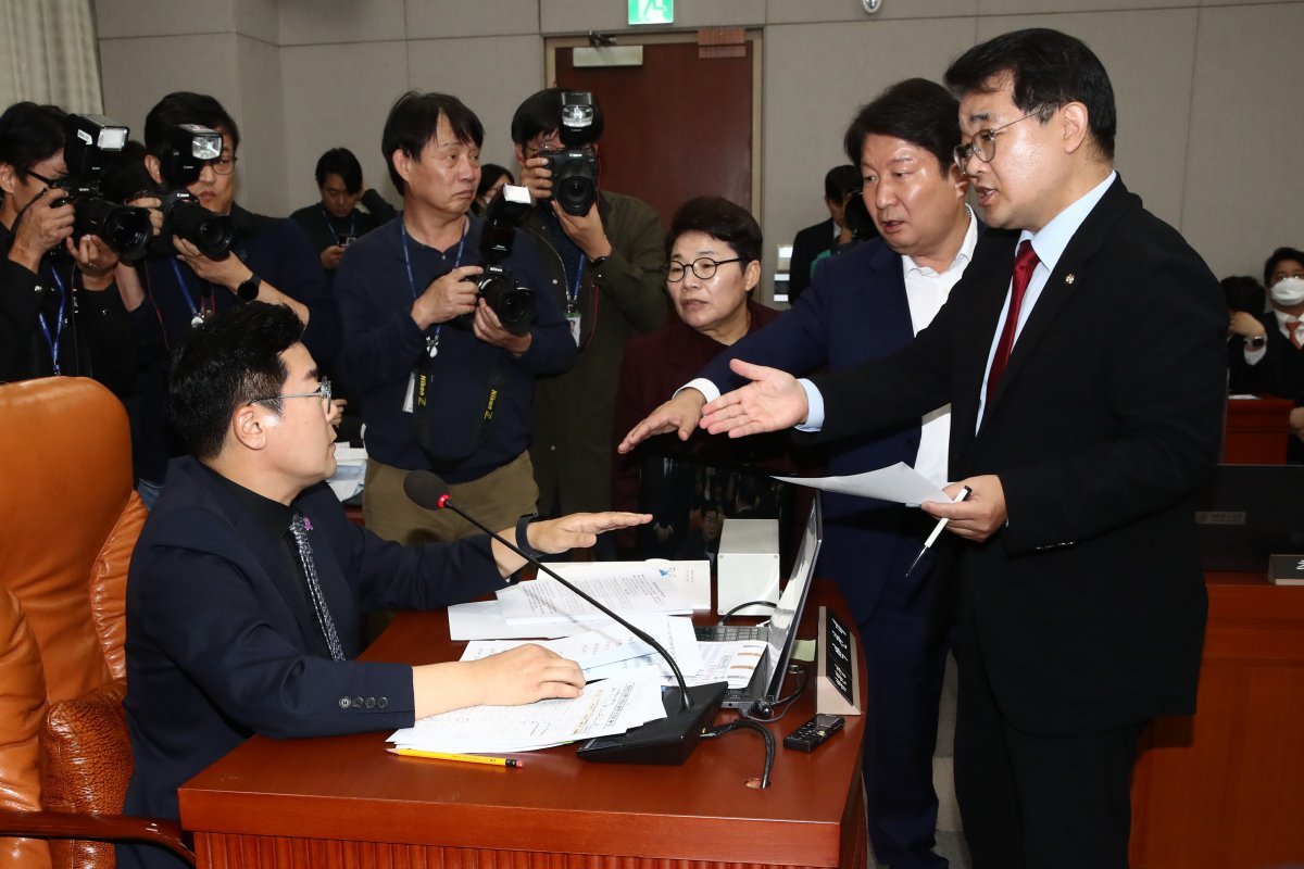 국회 운영위 여당 간사인 배준영 국민의힘 원내수석부대표 등이 1일 오후 서울 여의도 국회 운영위원회에서 대통령실 등에 대한 국정감사를 중지하고 개회한 운영위 전체회의에서 김건희 여사 등 불출석 증인에 대한 동행명령장 발부의 건에 대한 표결을 반대하며 박찬대 위원장에게 항의하고 있다.. 2024.11.1/뉴스1