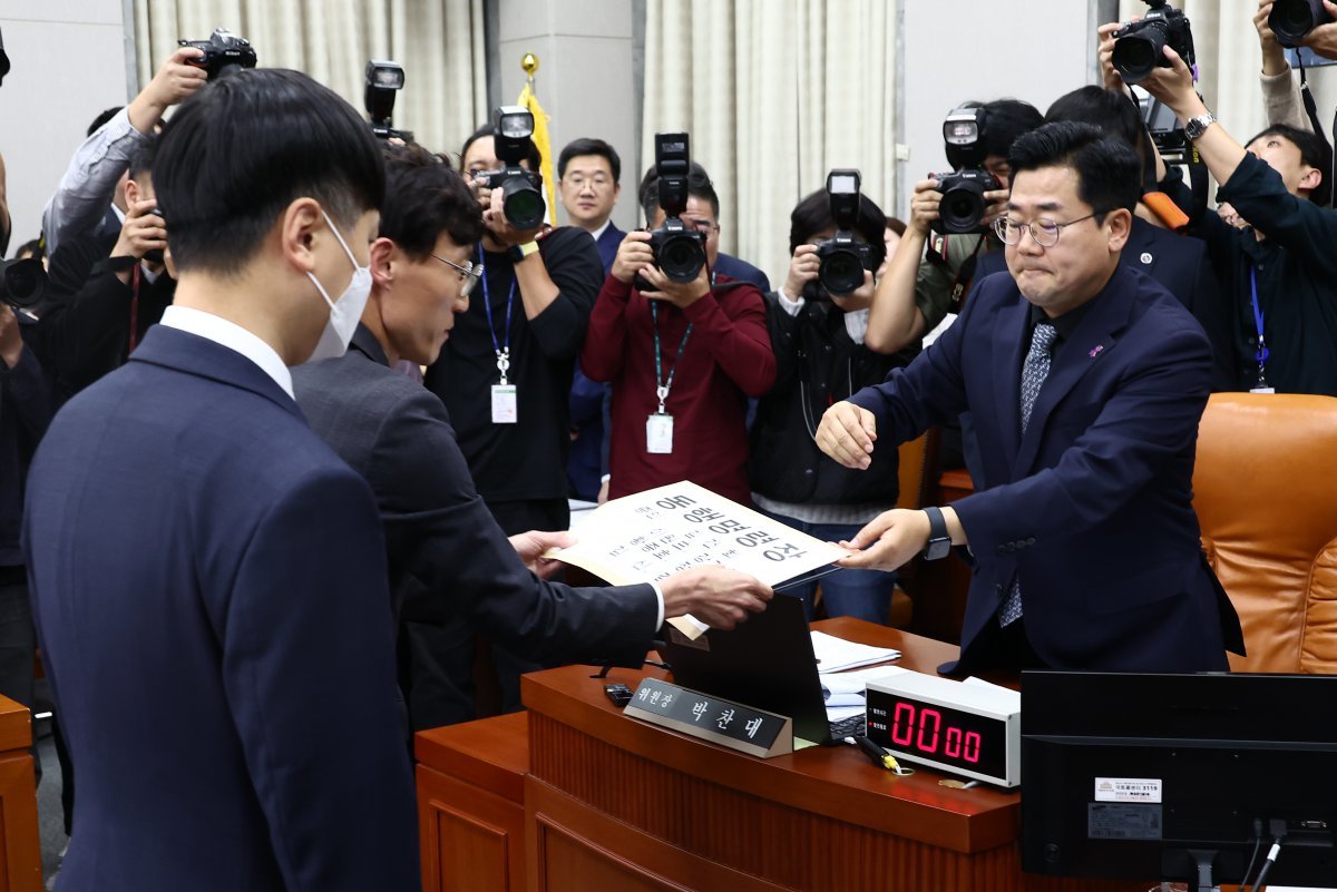 박찬대 운영위원장이 1일 오후 서울 여의도 국회 운영위원회에서 열린 대통령비서실·국가안보실·대통령 경호처 대상 종합 국정감사에서 김건희 여사 등에 대한 동행명령장을 경위들에게 전달하고 있다. 2024.11.1/뉴스1