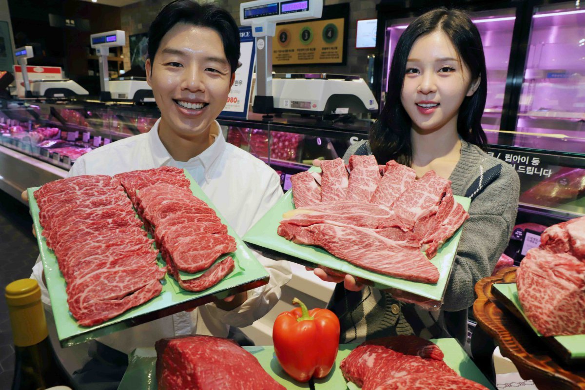 신세계백화점이 한우데이(11월 1일)를 맞이해 10월 28일부터 11월 3일까지 전 점포 축산코너에서 신세계 암소 한우 상품을 특가에 소개한다.