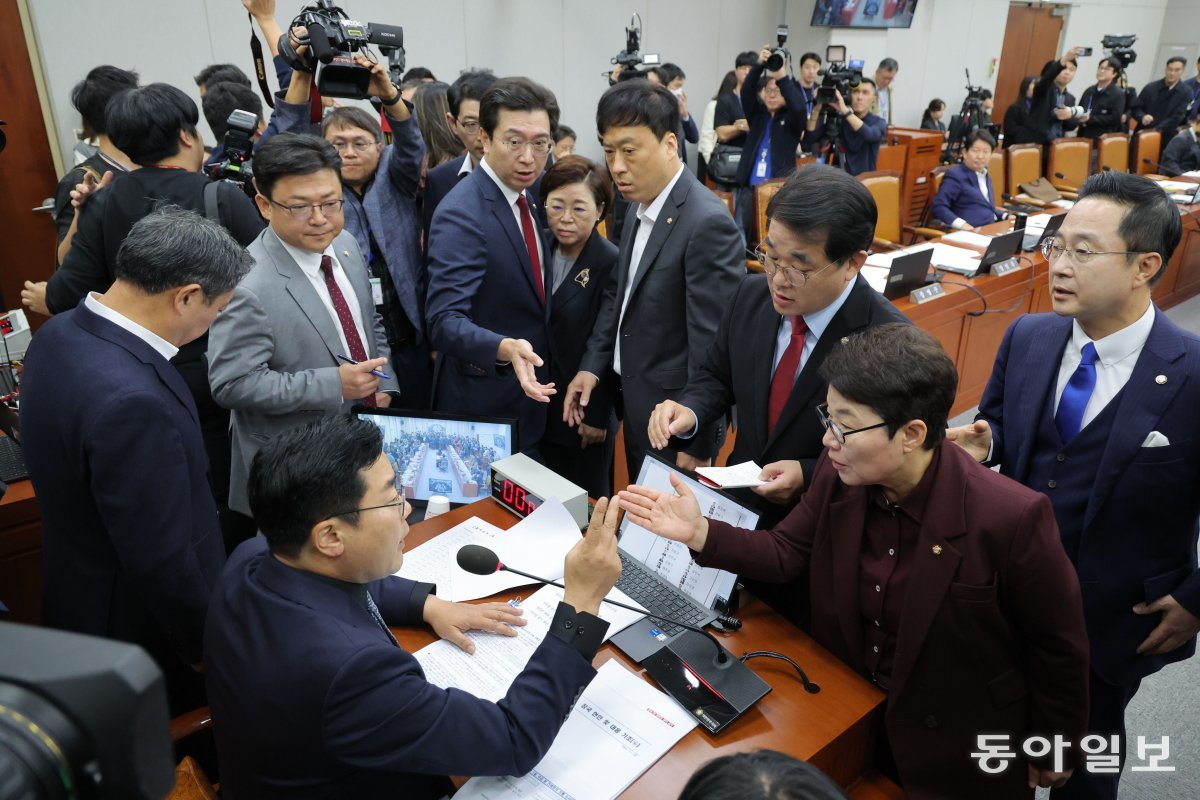 국민의힘이 박찬대 운영위원장에게 의사진행 발언과 증인 선서와 관련해 항의하고 있다. 박형기 기자 oneshot@donga.com 있다. 박형기 기자 oneshot@donga.com