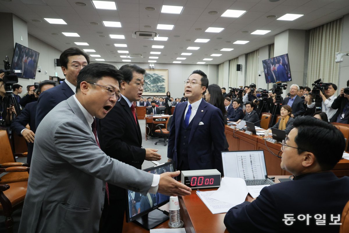 국민의힘이 박찬대 운영위원장에게 의사진행 발언과 증인 선서와 관련해 항의하고 있다. 박형기 기자 oneshot@donga.com