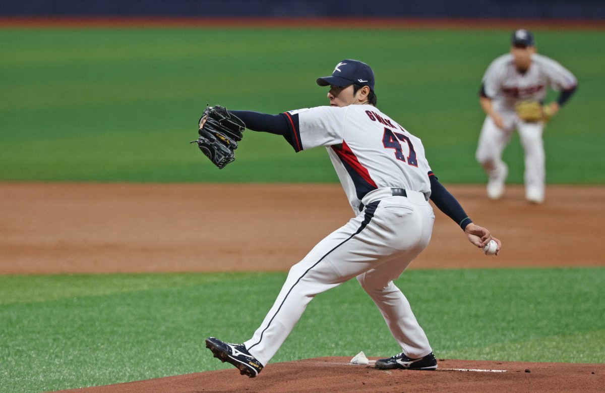 1일 오후 서울 구로구 고척스카이돔에서 열린 ‘2024 K-BASEBALL SERIES’ 대한민국 야구 대표팀과 쿠바 대표팀의 평가전 1회초 선발투수 곽빈이 역투하고 있다. 2024.11.1/뉴스1