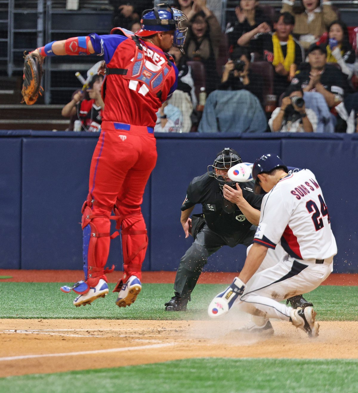 1일 오후 서울 구로구 고척스카이돔에서 열린 ‘2024 K-BASEBALL SERIES’ 대한민국 야구 대표팀과 쿠바 대표팀의 평가전, 2회말 대한민국 공격 2사 2루 상황에서 2루주자 송성문이 이주형의 안타로 득점하고 있다. 2024.11.1/뉴스1