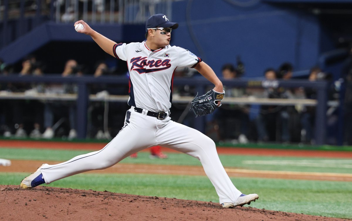 1일 오후 서울 구로구 고척스카이돔에서 열린 ‘2024 K-BASEBALL SERIES’ 대한민국 야구 대표팀과 쿠바 대표팀의 평가전, 6회초 대한민국의 다섯 번째 투수 김서현이 역투하고 있다. 2024.11.1/뉴스1