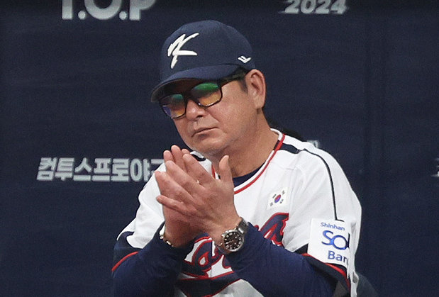 1일 오후 서울 구로구 고척스카이돔에서 열린 ‘2024 K-BASEBALL SERIES’ 대한민국 야구 대표팀과 쿠바 대표팀의 평가전, 8회초 대한민국 대표팀 류중일 감독이 박수를 보내고 있다. 2024.11.1/뉴스1