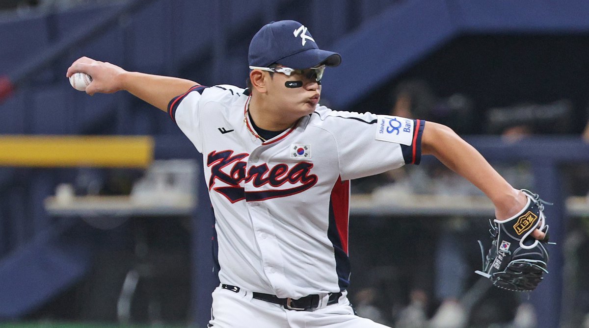 1일 오후 서울 구로구 고척스카이돔에서 열린 ‘2024 K-BASEBALL SERIES’ 대한민국 야구 대표팀과 쿠바 대표팀의 평가전, 6회초 대한민국의 다섯 번째 투수 김서현이 역투하고 있다. 2024.11.1/뉴스1