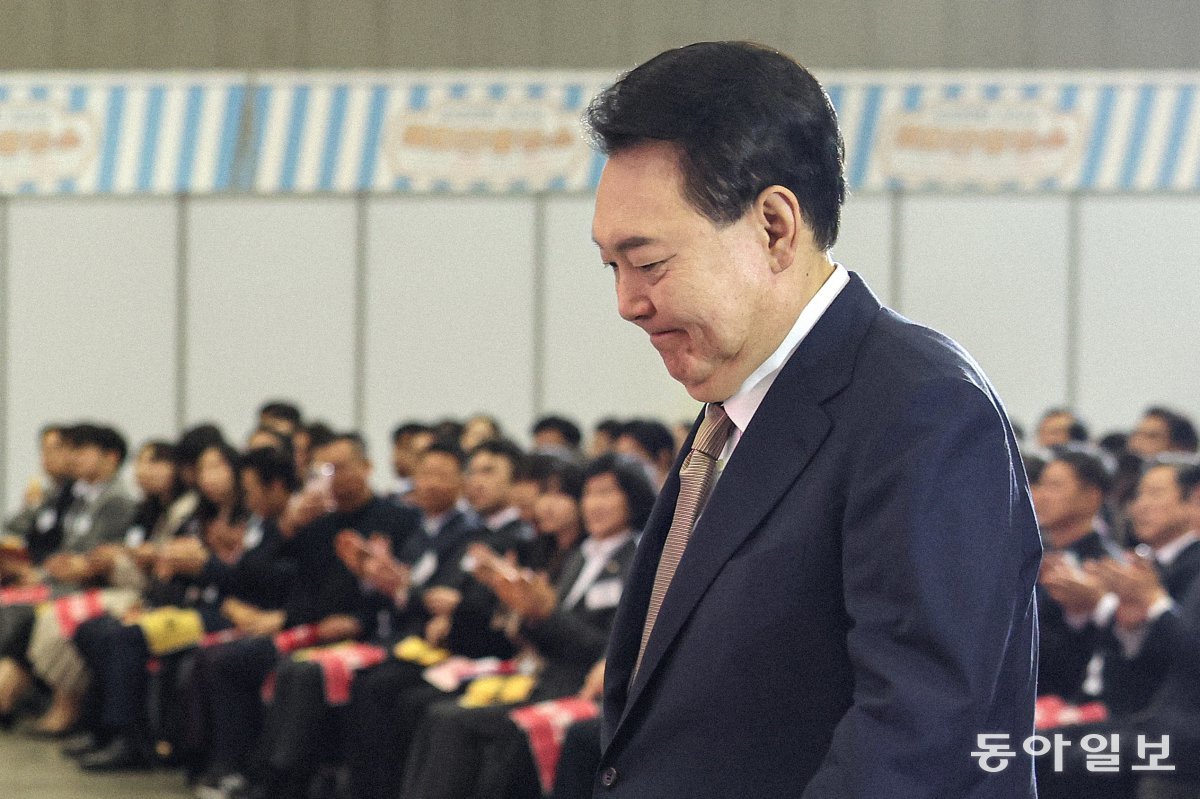 윤석열 대통령이 31일 경기 고양시 일산 킨텍스에서 열린 2024 대한민국 소상공인대회 개막식에서 축사를 위해 연단으로 이동하고 있다. 송은석 기자 silverstone@donga.com