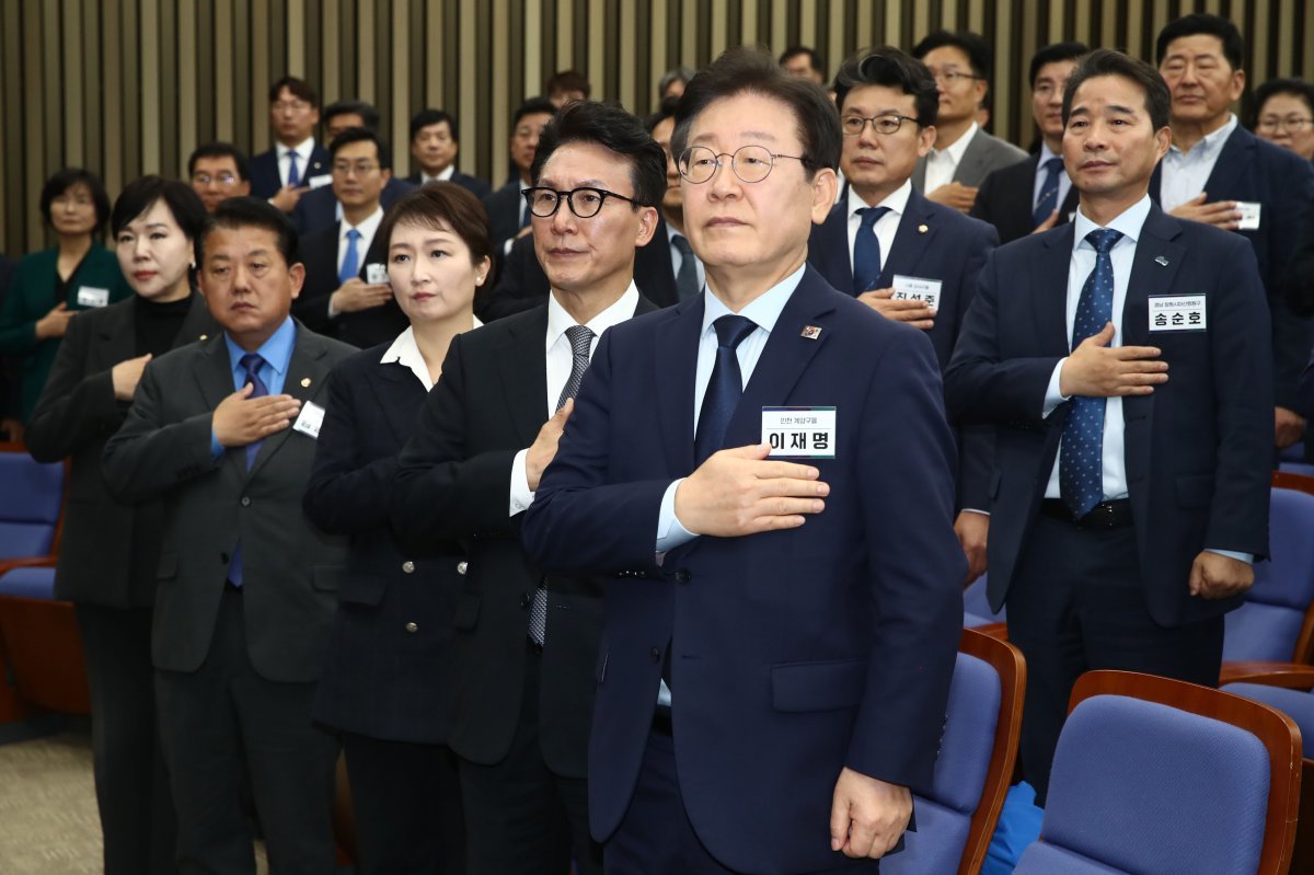 민주당, 비상 연석회의
더불어민주당 이재명 대표(앞)와 민주당 의원들이 1일 서울 여의도 국회에서 열린 전국 지역위원장-국회의원 비상 연석회의에 앞서 국민의례를 하고 있다. 2일 대규모 장외 집회를 예고한 민주당은 14일 국회 본회의에서 ‘김건희 특검법’을 통과시킬 방침이다. 뉴스1