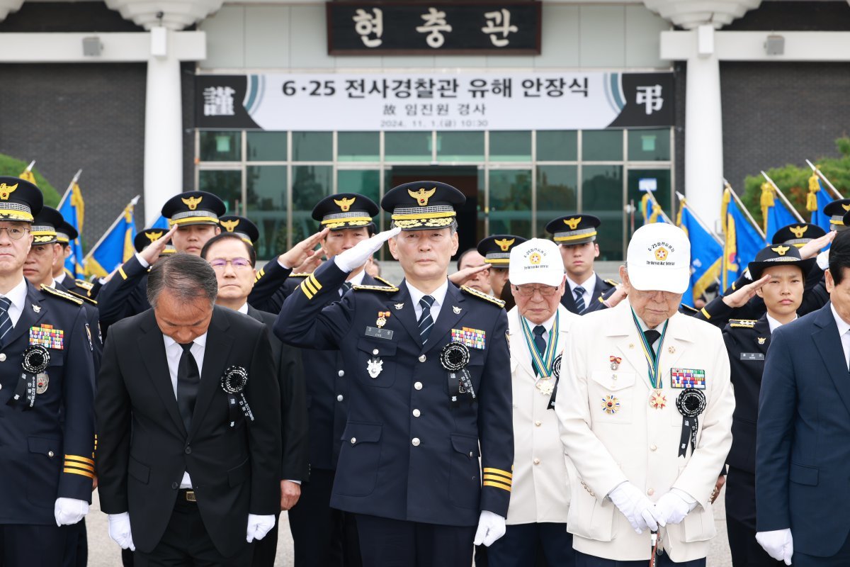 1일 서울 동작구 서울현충원에서 열린 6·25 전사 경찰관인 고 임진원 경사 유해 안장식에서 조지호 경찰청장 등 참석자들이 경례하고 있다.  고향인 전북 김제 땅이 아닌 경북 칠곡 유학산 일대에서 발견된 고인의 유해는 최근 유가족 DNA 시료 분석을 거쳐 임 경사로 확인됐다.  임 경사는 두세 살배기 어린 딸과 아들을 두고 전쟁터로 갔다 돌아오지 못했다. 특히 고인은 3·1운동 민족 대표 48인 중 한 명인 독립운동가 임규 선생의 조카이자 6·25 전쟁 백마고지 전투의 영웅인 고 임익순 대령의 당숙으로 알려졌다. 2024.11.1. 경찰청 제공