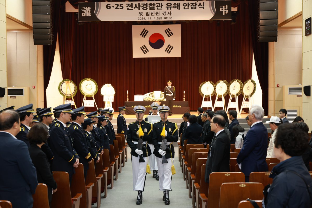 1일 서울 동작구 서울현충원에서 6·25 전사 경찰관인 고 임진원 경사 유해 안장식이 엄수되고 있다.  고향인 전북 김제 땅이 아닌 경북 칠곡 유학산 일대에서 발견된 고인의 유해는 최근 유가족 DNA 시료 분석을 거쳐 임 경사로 확인됐다.  임 경사는 두세 살배기 어린 딸과 아들을 두고 전쟁터로 갔다 돌아오지 못했다. 특히 고인은 3·1운동 민족 대표 48인 중 한 명인 독립운동가 임규 선생의 조카이자 6·25 전쟁 백마고지 전투의 영웅인 고 임익순 대령의 당숙으로 알려졌다.2024.11.1. 경찰청 제공