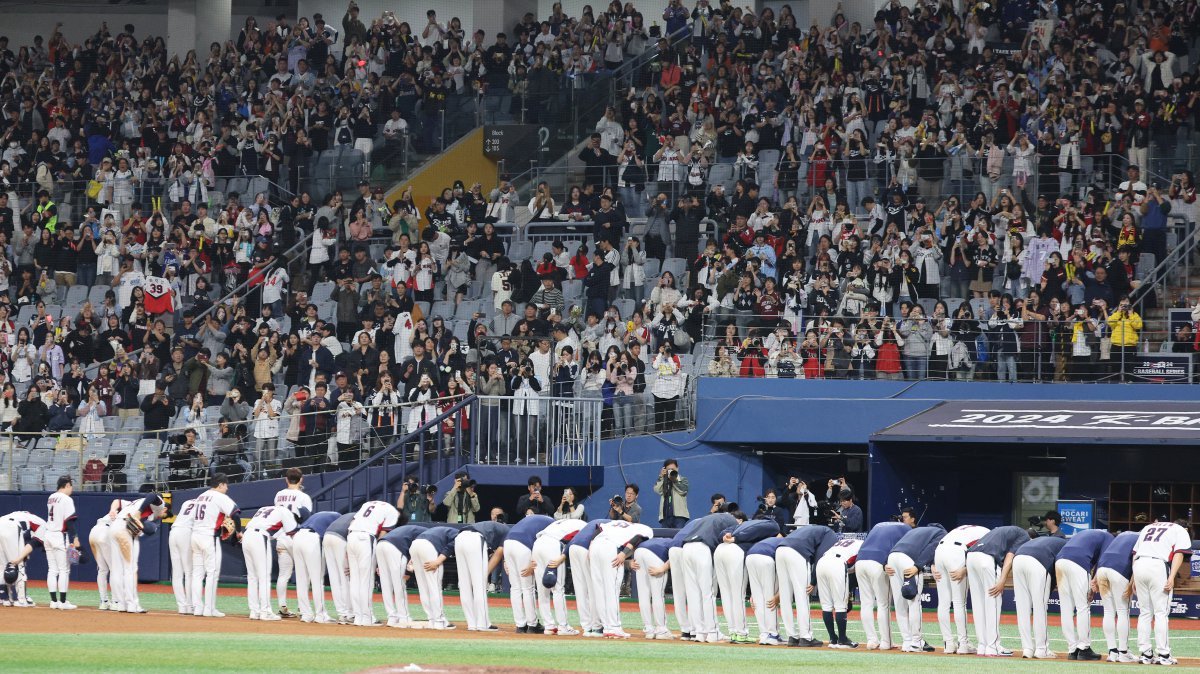 1일 오후 서울 구로구 고척스카이돔에서 열린 ‘2024 K-BASEBALL SERIES’ 대한민국 야구 대표팀과 쿠바 대표팀의 평가전에서 2대 0으로 승리한 대표팀 선수들이 팬들을 향해 인사하고 있다. 2024.11.1 뉴스1