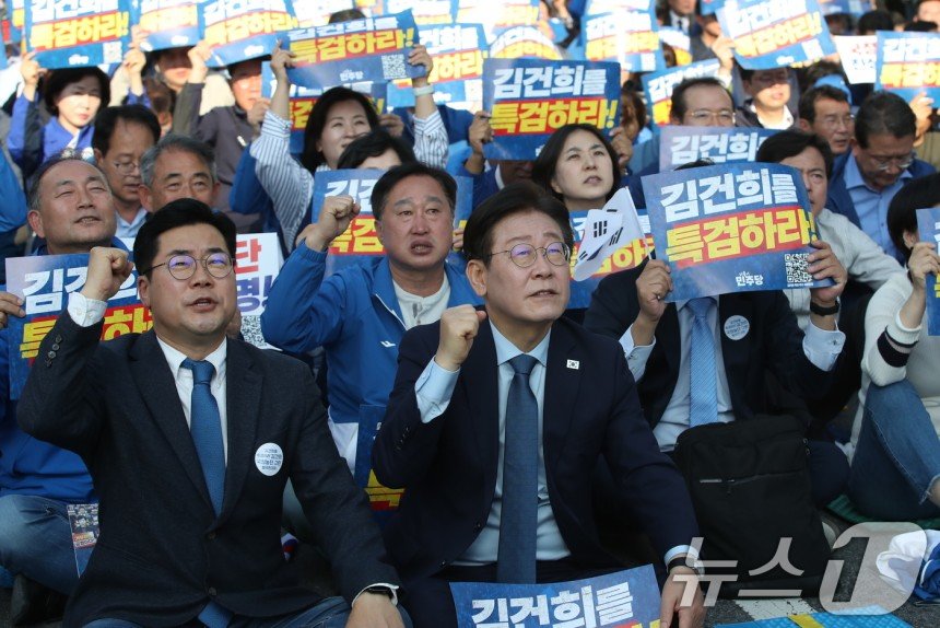 이재명 더불어민주당 대표가 2일 오후 서울 중구 서울역 인근에서 열린 ‘김건희 국정농단 범국민 규탄대회’에 참석해 구호를 외치고 있다. 2024.11.2/뉴스1