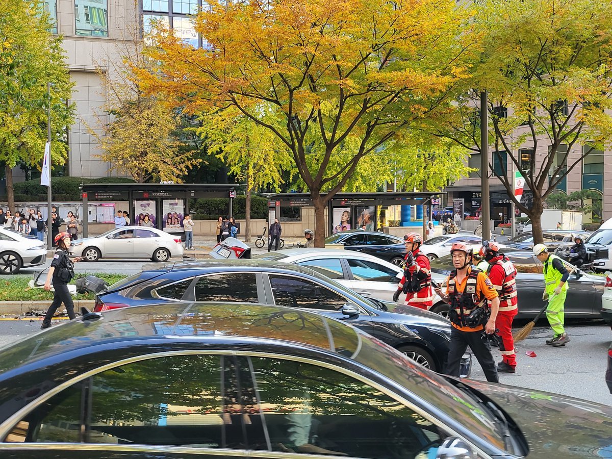 2일 오후 1시42분쯤 서울 강남구 테헤란로 일대에서 8중 추돌 사고가 일어나 소방 등이 현장을 통제하고 있다. 2024.11.2