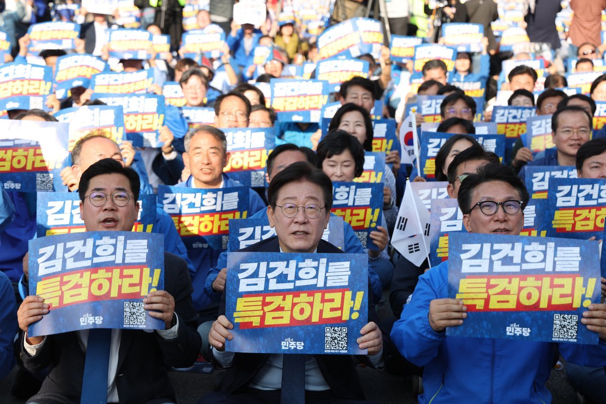 이재명 더불어민주당 대표 등이 2일 서울역 인근에서 김건희-윤석열 국정농단 규탄 및 특검 촉구 집회에서 구호를 외치고 있다. 2024.11.02 서울=뉴시스