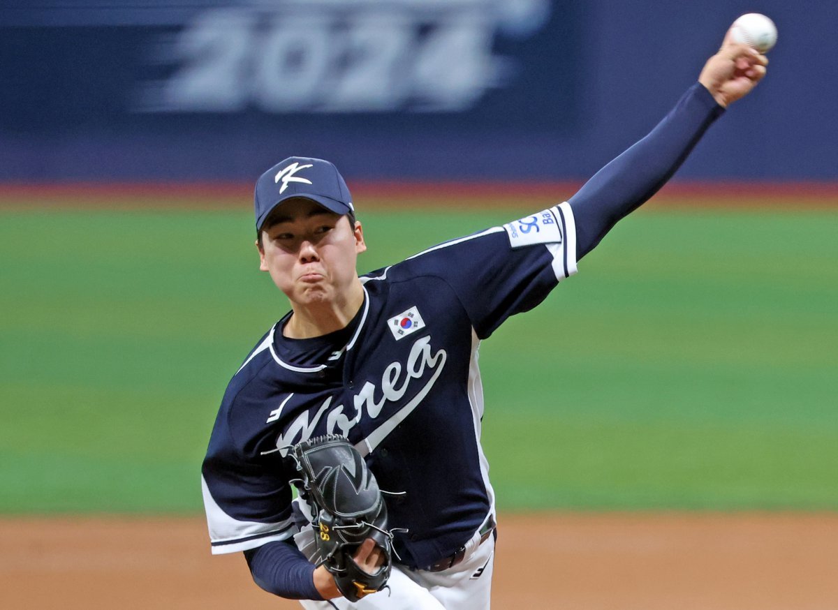 2일 서울 구로구 고척스카이돔에서 열린 2024 WBSC 프리미어12 한국 야구대표팀과 쿠바의 2차 평가전, 1회말 한국 선발 최승용이 역투하고 있다. 2024.11.02 서울=뉴시스