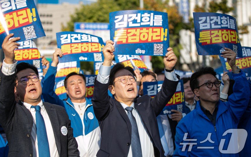 이재명 더불어민주당 대표가 2일 오후 서울 중구 서울역 인근에서 열린 ‘김건희 국정농단 범국민 규탄대회’에서 박찬대 원내대표, 김민석 최고위원을 비롯한 주요 참석자들과 구호를 외치고 있다. 2024.11.2/뉴스1