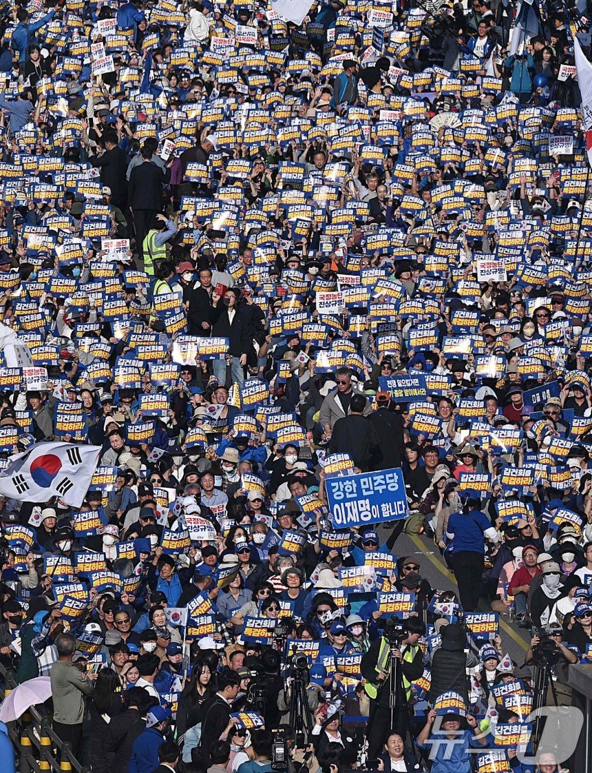 2일 오후 서울 중구 서울역 인근에서 열린 ‘김건희 국정농단 범국민 규탄대회’에서 참가자들이 구호를 외치고 있다. (공동취재) 2024.11.2/뉴스1