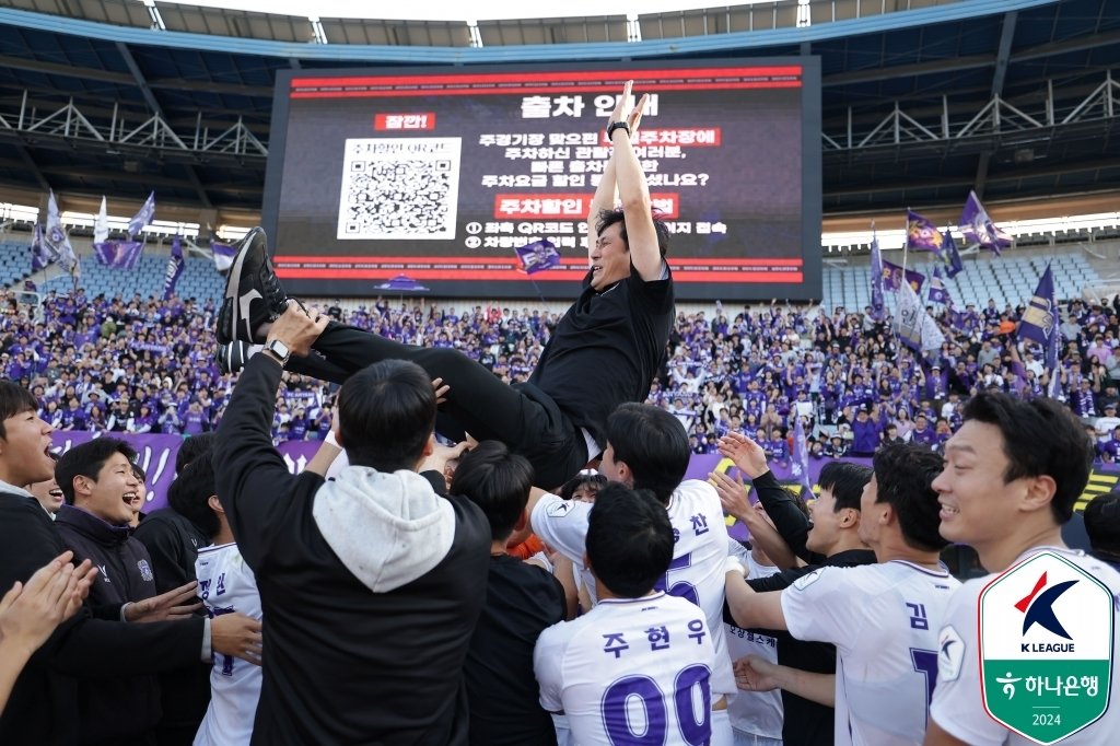 승격 확정 후 기뻐하는 안양 선수단(한국프로축구연맹 제공)