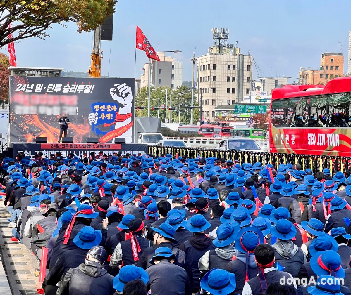 지난달 28일 현대트랜시스 노조원 등 1000여 명이 현대차기아 양재사옥 앞 3개 차선을 막은 채 대형 무대와 초대형 스피커를 설치하고, 모욕적인 표현이 담긴 현수막과 보행자 불편을 야기시키는 대형 깃발 등을 동원해 대대적인 집회를 진행하고 있다.