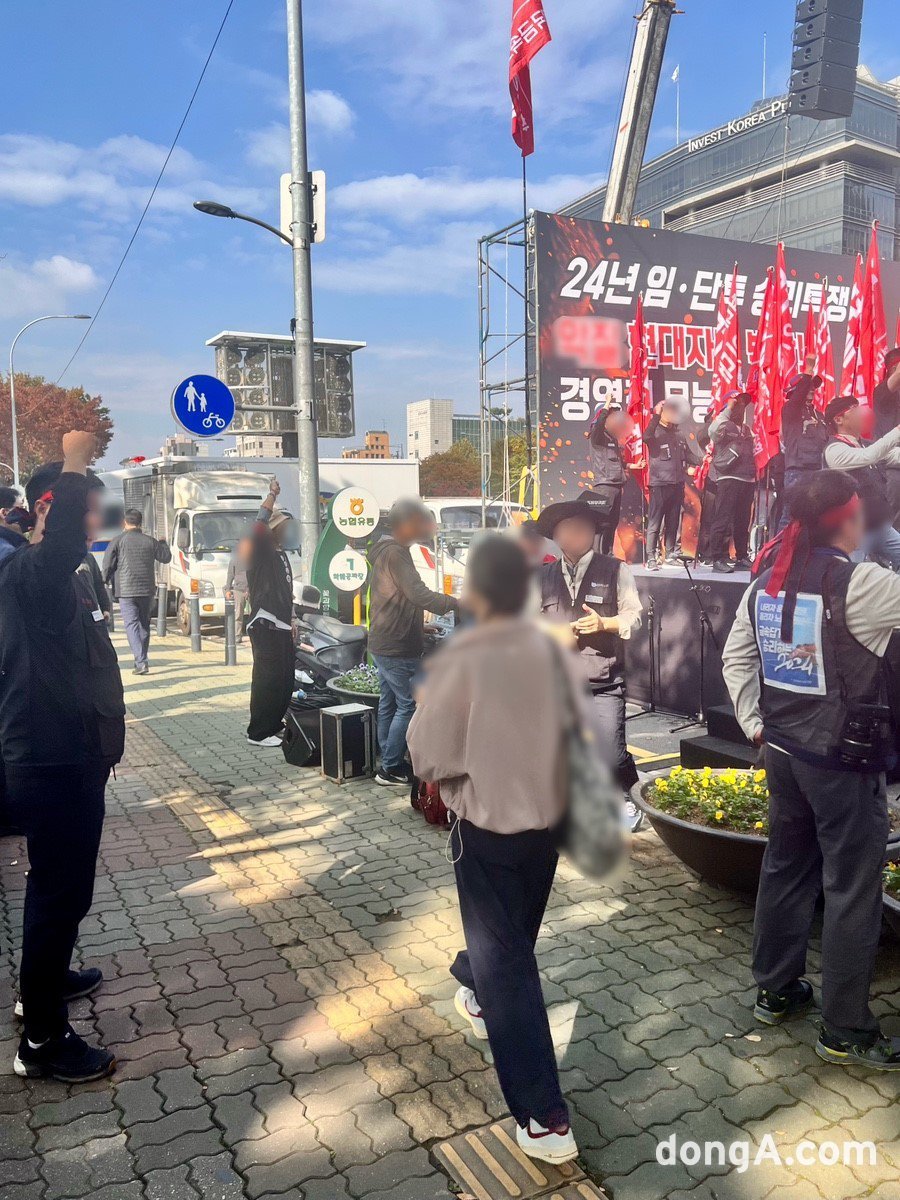 지난달 28일 현대트랜시스 노조 대규모 집회가 열렸던 현대차기아 양재사옥 앞을 일반 시민이 통행하고 있다.