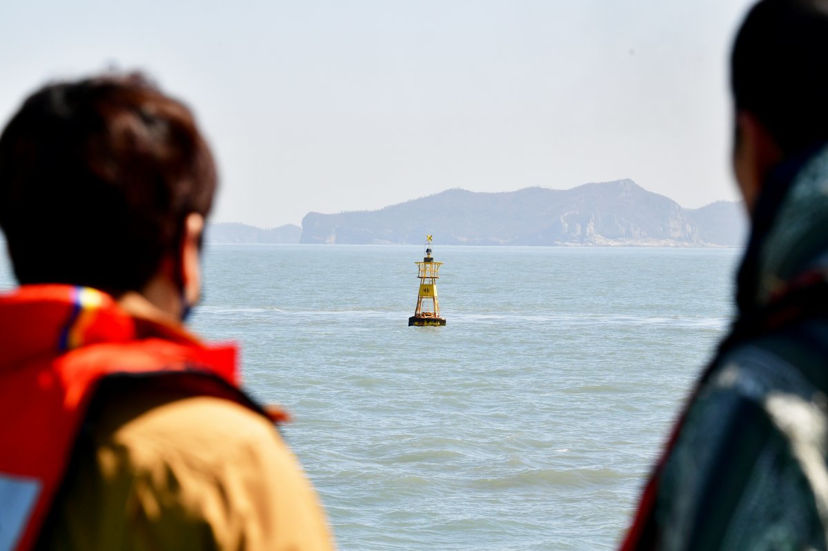 지난해 4월 9일 오전 전남 진도군 동거차도 주변 세월호 참사 해역에서 참사 당시 구조 활동에 뛰어든 민간잠수사들이 세월호 부표를 바라보고 있다.  뉴시스