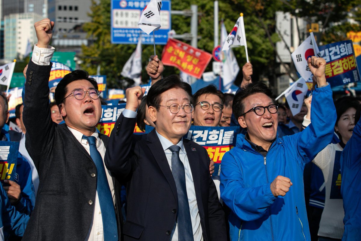 더불어민주당 이재명 대표(가운데)가 11월 2일 오후 서울역 인근에서 열린 ‘김건희 윤석열 국정농단 규탄 및 특검 촉구 국민행동의 날’에서 박찬대 원내대표(왼쪽), 김민석 최고위원(오른쪽)을 비롯한 주요 참석자들과 구호를 외치고 있다. 뉴스1