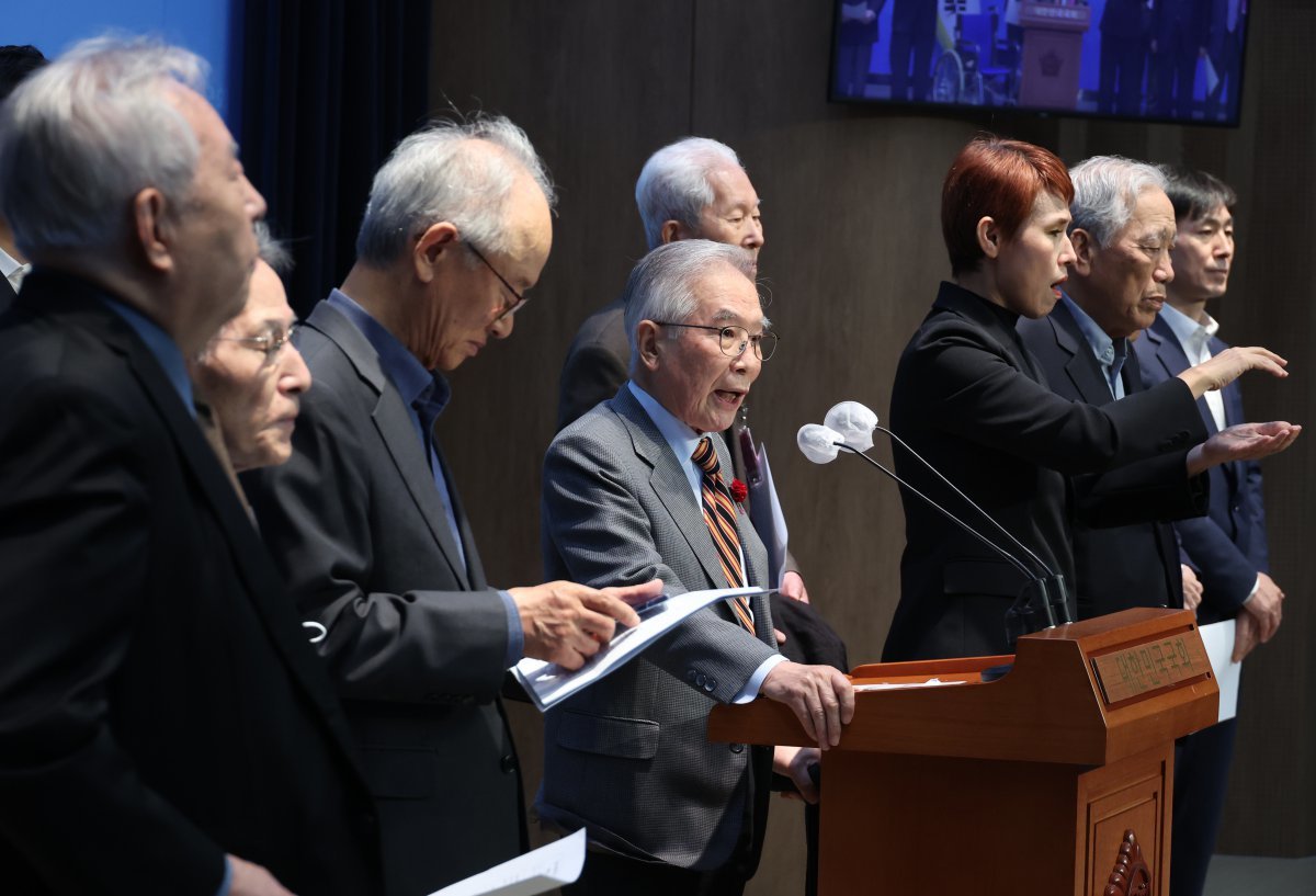 김상근 목사와 안재웅 전 한국기독교 민주화운동 이사장, 한창민 사회민주당 대표 등 참석자들이 10월 31일 국회 소통관에서 윤석열 정권 임기 2년 단축 개헌을 제안하는 기자회견을 하고 있다. 뉴시스